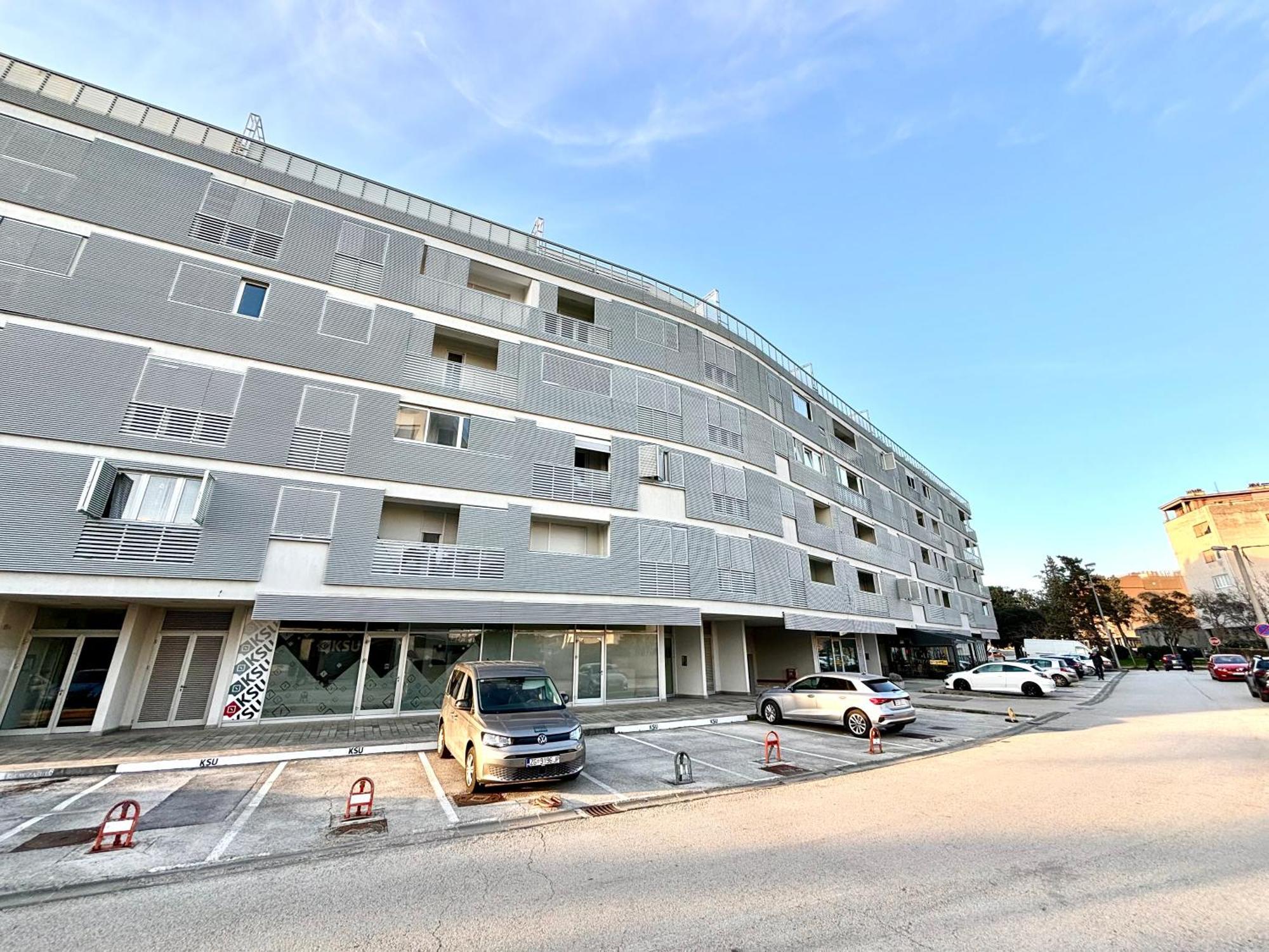 Adrianora With Freeparking